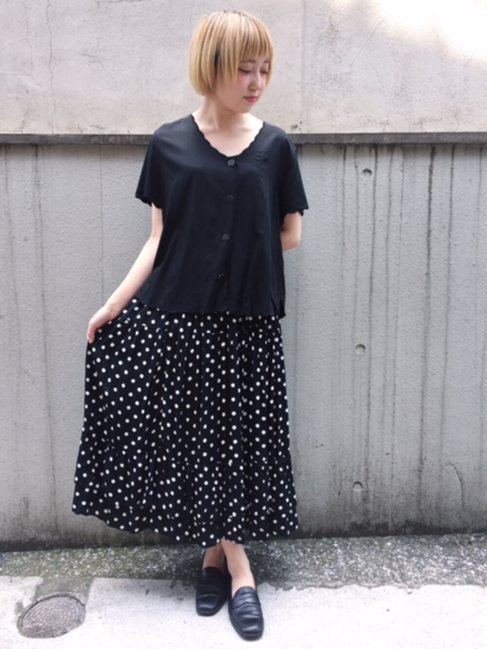 ブラック系のシャツ/ブラウス、ブラック系のスカートを着用したレディースの夏コーディネートの1枚目の写真