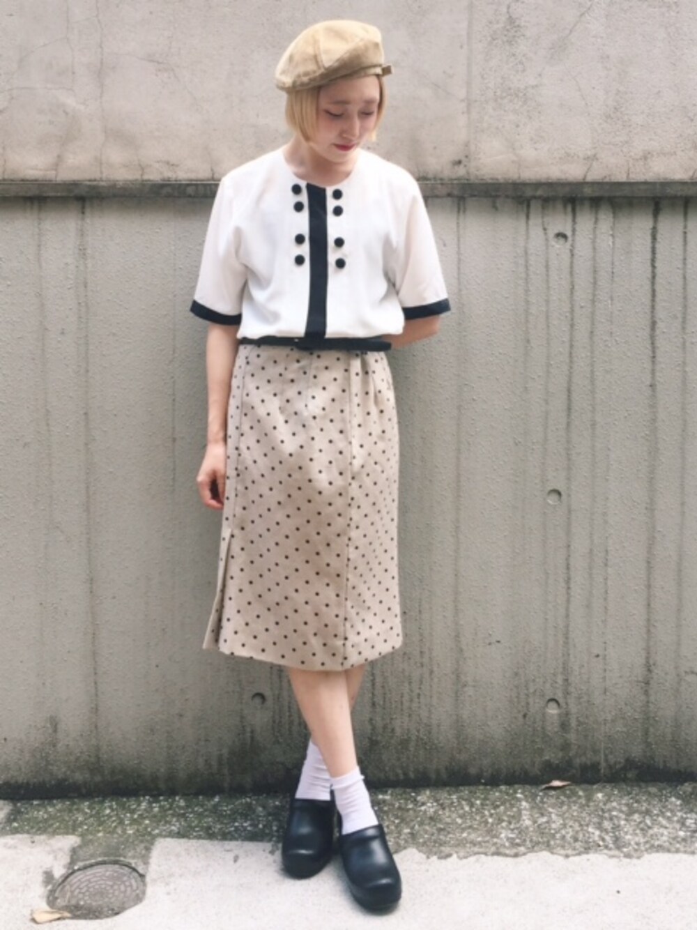 ホワイト系のシャツ/ブラウス、ベージュ系のスカートを着用したレディースの夏コーディネートの1枚目の写真