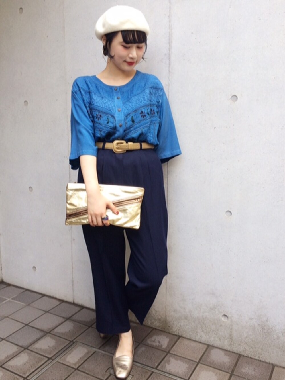 ブルー系のシャツ/ブラウス、ブルー系のスラックスを着用したレディースの夏コーディネートの1枚目の写真