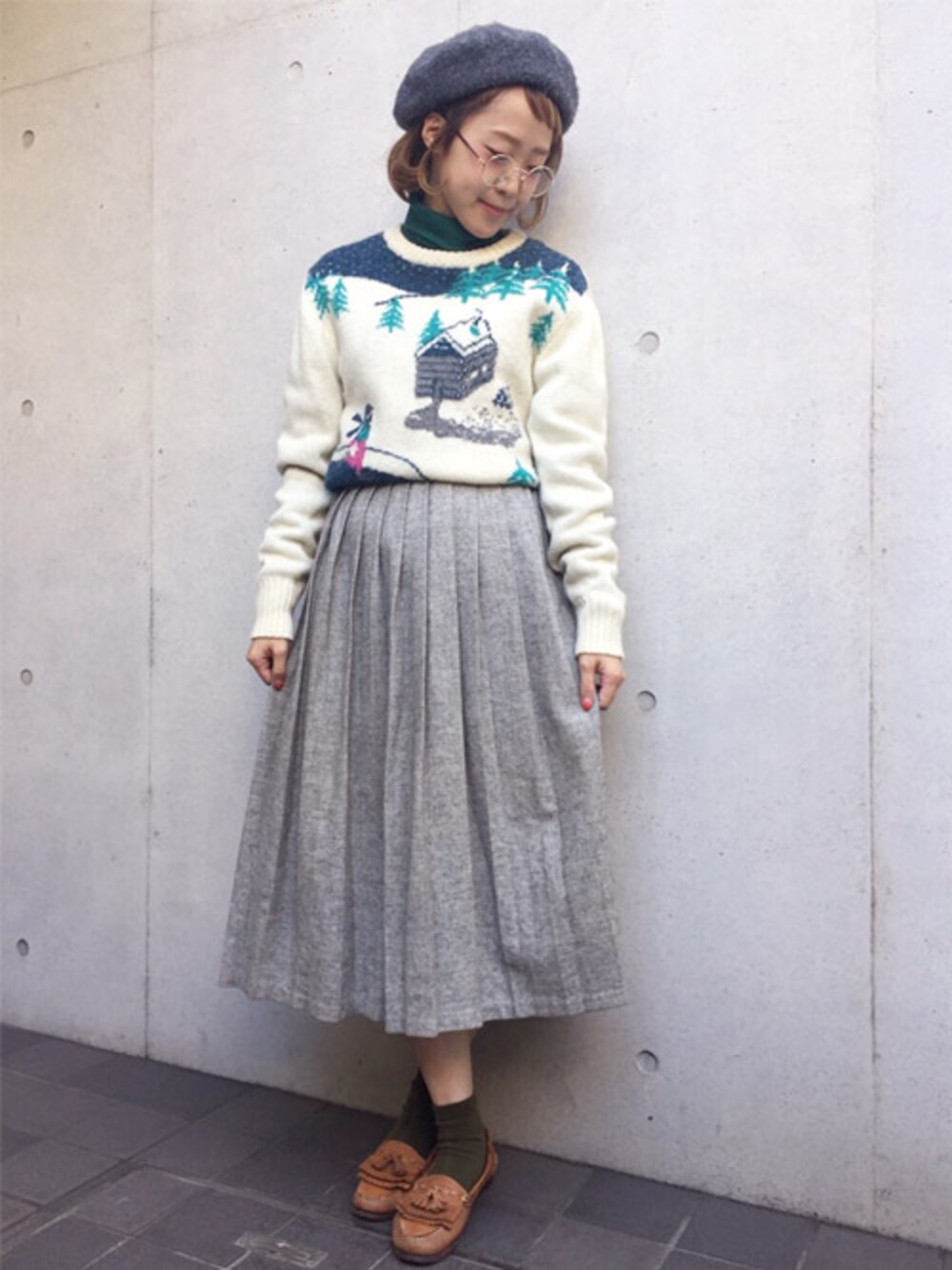 ベージュ系のニット/セーター、グレー系のスカートを着用したレディースの秋コーディネートの1枚目の写真