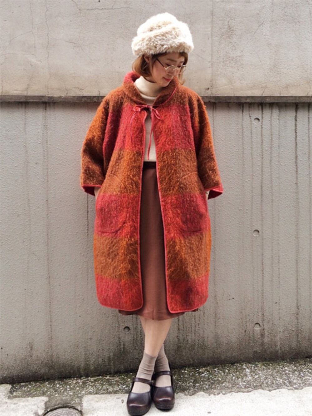 レッド系のその他アウターを着用したレディースの秋コーディネートの1枚目の写真