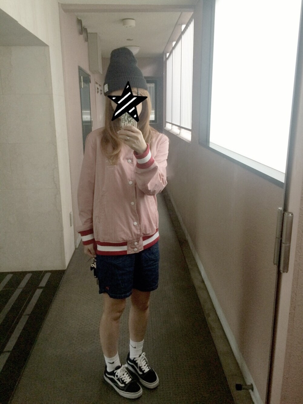 「TOMMY、スタジャン、stussy、デニムパンツ、ピンク、NIKE、VANS、BEAMS、ニット帽、スケータースタイル」｜「TOMMYのアイテム（スタジャン、ピンク系）」を使った、さちこさん（レディース・165cm）の秋コーディネートの1枚目の写真