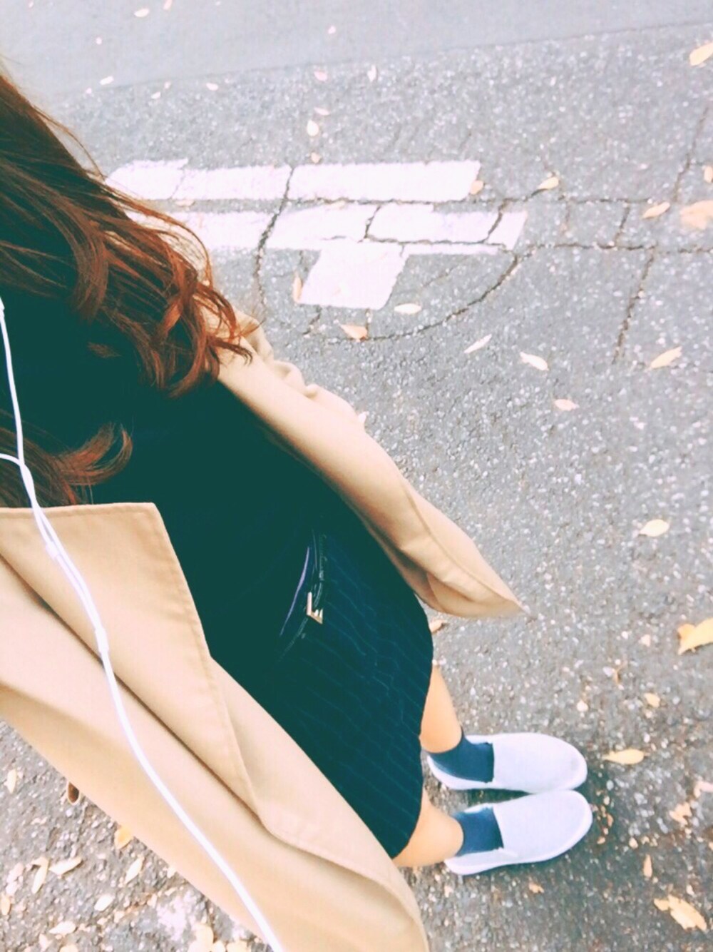 「LOWRYS FARM、ロングガウン、GROBAL WORK、スリッポン、earth music&ecology、さむい」｜「GLOBAL WORKのアイテム（トレンチコート、ベージュ系）」を使った、uさん（レディース・160cm）の秋コーディネートの1枚目の写真