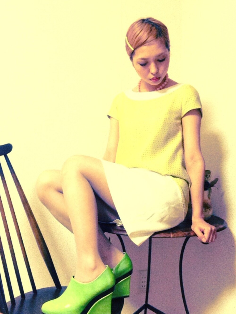 ホワイト系のワンピース、ブラウン系のファンデーション、ブラウン系のファンデーションを着用したレディースの夏コーディネートの1枚目の写真