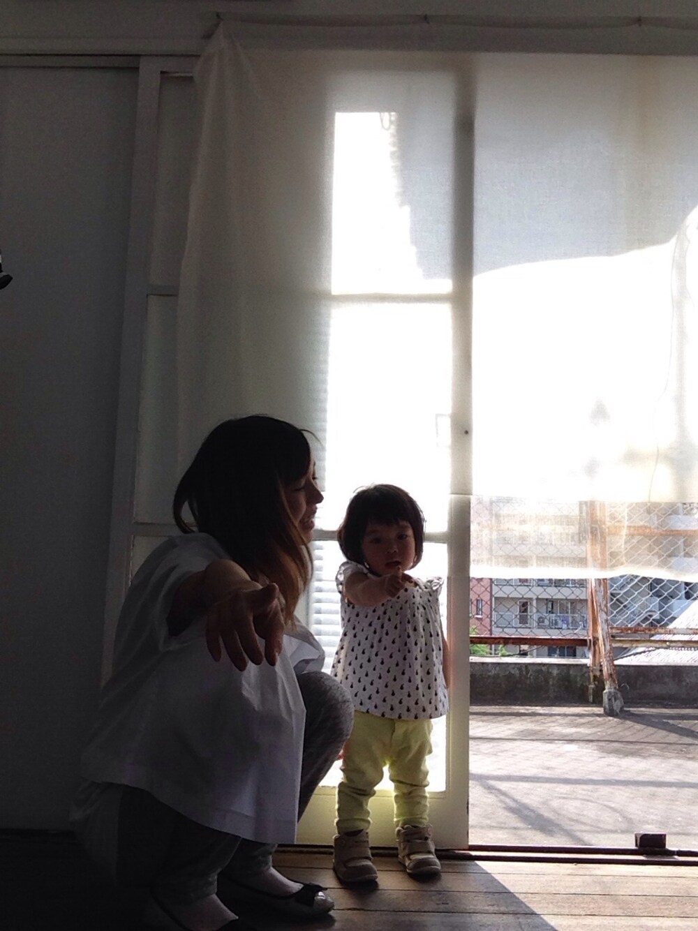 オレンジ系のその他を着用したレディースの夏コーディネートの1枚目の写真