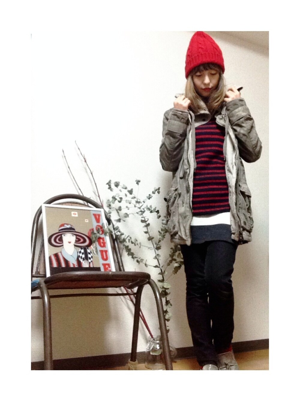 レッド系のニットキャップ/ビーニーを着用したレディースの冬コーディネートの1枚目の写真