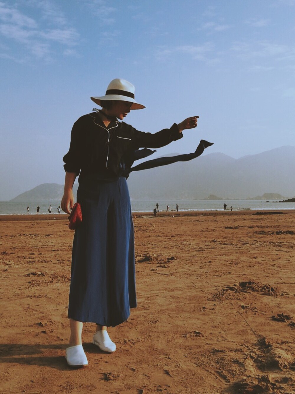 「Seaside」｜「有尾のアイテム（チノパンツ、ブルー系）」を使った、小乌兰さん（レディース・153cm）の秋コーディネートの1枚目の写真