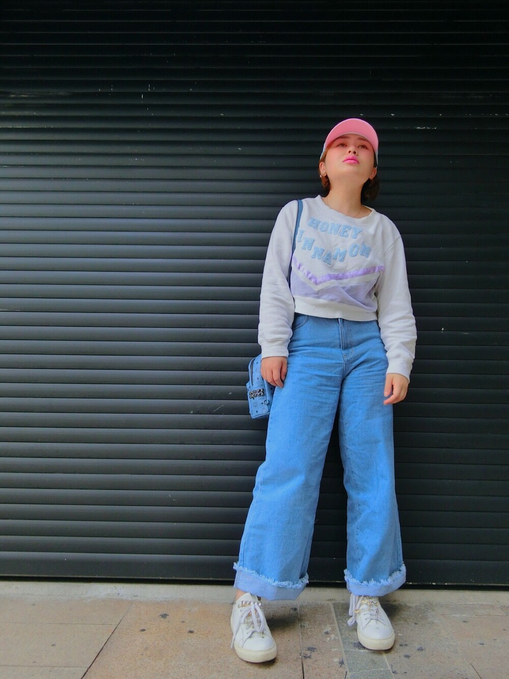 「乌兰搭、秋のコーデ」｜「Honey Cinnamonのアイテム（パーカー、ホワイト系）」を使った、小乌兰さん（レディース・153cm）の秋コーディネートの1枚目の写真
