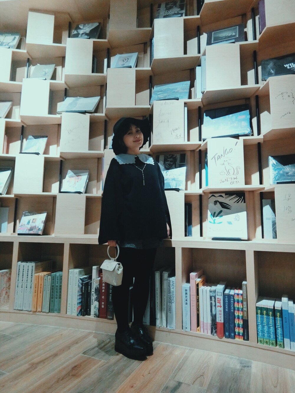 「bookstore、斗篷&衬衣，成人身上流动的童真」｜「Jane Marpleのアイテム（シャツ/ブラウス、ブルー系）」を使った、小乌兰さん（レディース・153cm）の秋コーディネートの1枚目の写真