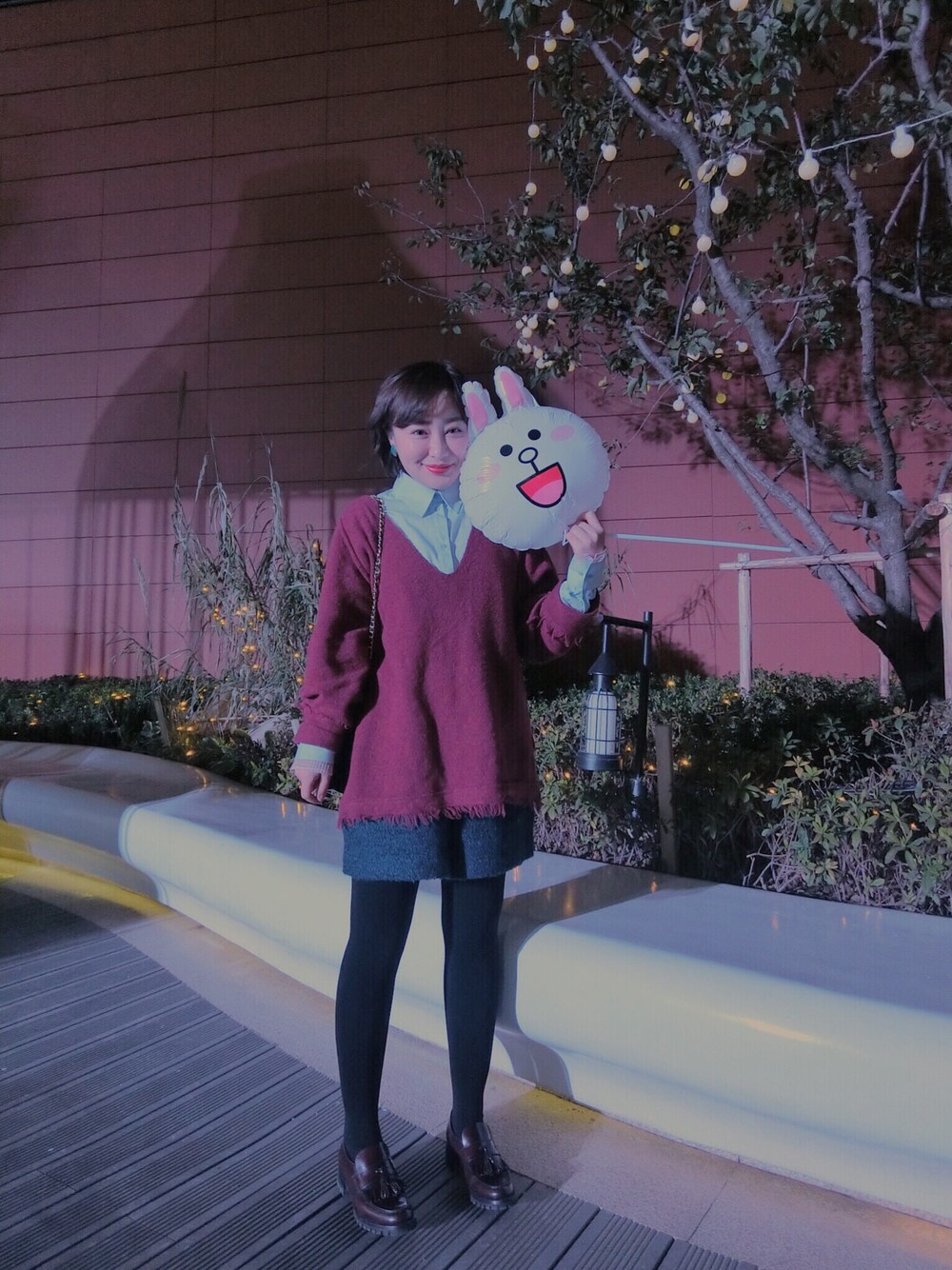 「Church'sのアイテム（その他シューズ、レッド系）」を使った、小乌兰さん（レディース・153cm）の冬コーディネートの1枚目の写真
