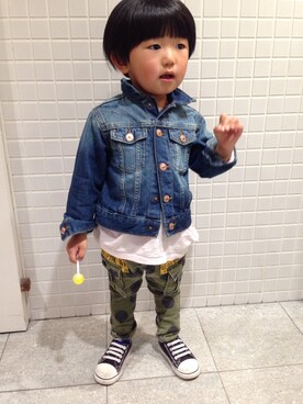 「デニム ジャケット」｜「アイテム（スニーカー）」を使った、suzuさん（キッズ・90cm）の春コーディネート