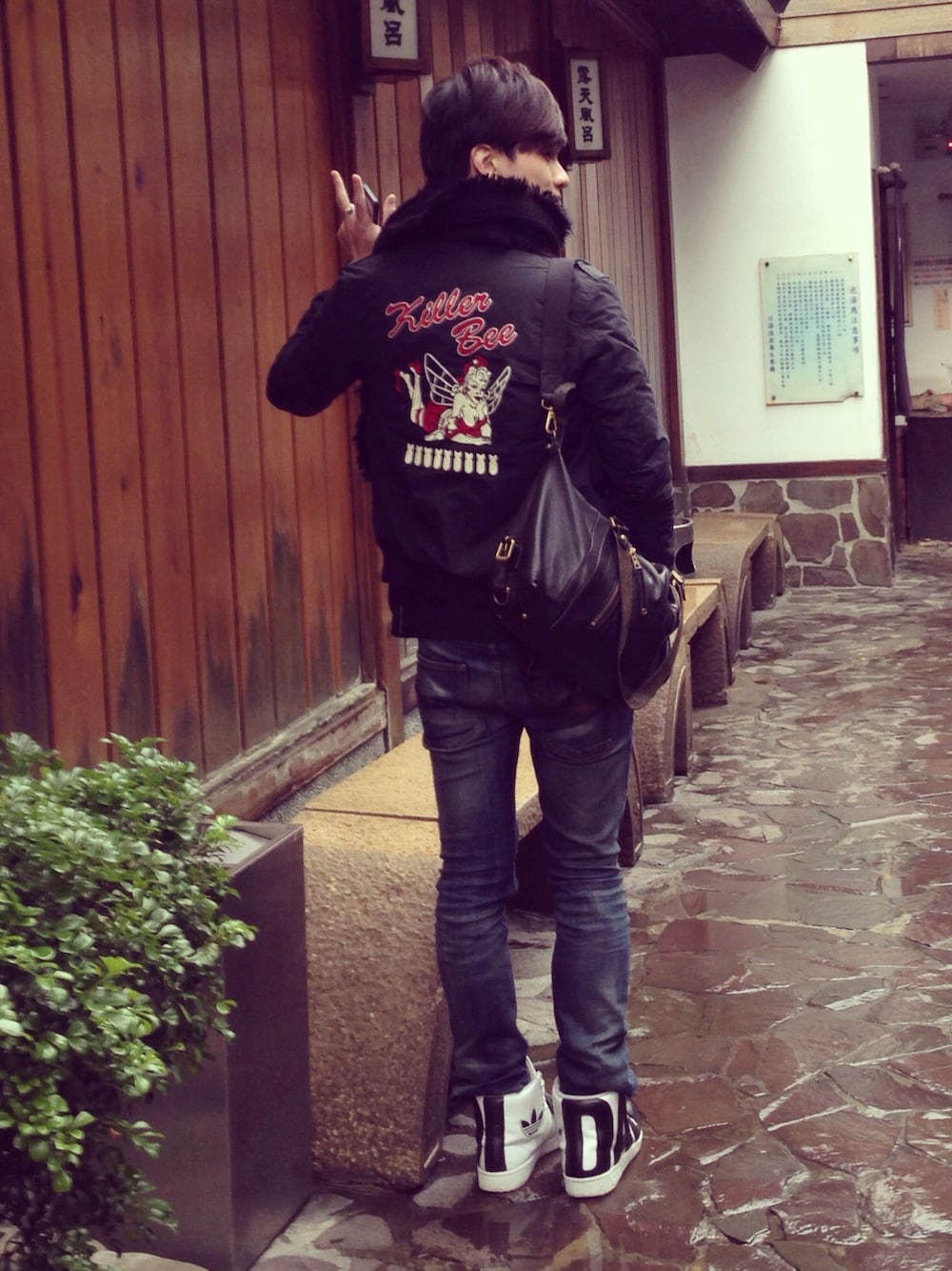 「ROLLのアイテム（ブルゾン、ブラック系）」を使った、賴丹尼さん（メンズ・178cm）の秋コーディネートの1枚目の写真
