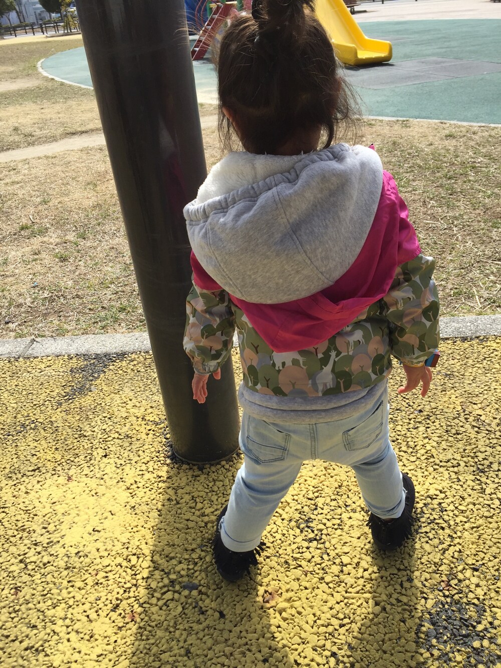 「公園スタイル、女の子、kids、2歳半」｜「UNIQLOのアイテム（パーカー、グレー系）」を使った、emiriさん（キッズ・90cm）の冬コーディネートの1枚目の写真