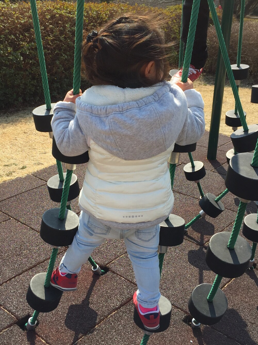 「公園スタイル、2歳半、kids、キッズコーデ、カジュアルコーデ」｜「UNIQLOのアイテム（パーカー、グレー系）」を使った、emiriさん（キッズ・90cm）の冬コーディネートの1枚目の写真