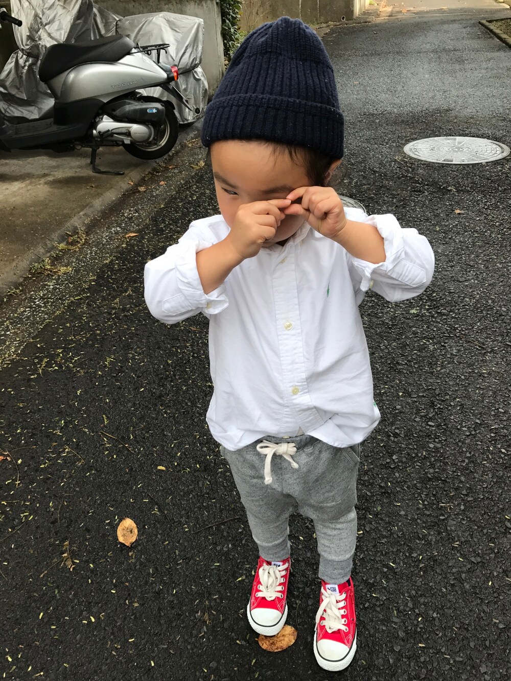 「休日スタイル、女の子、ラルフローレンシャツ、スウェット、ニット帽」｜「abcdのアイテム（ニットキャップ/ビーニー、ブルー系）」を使った、emiriさん（キッズ・90cm）の秋コーディネートの1枚目の写真