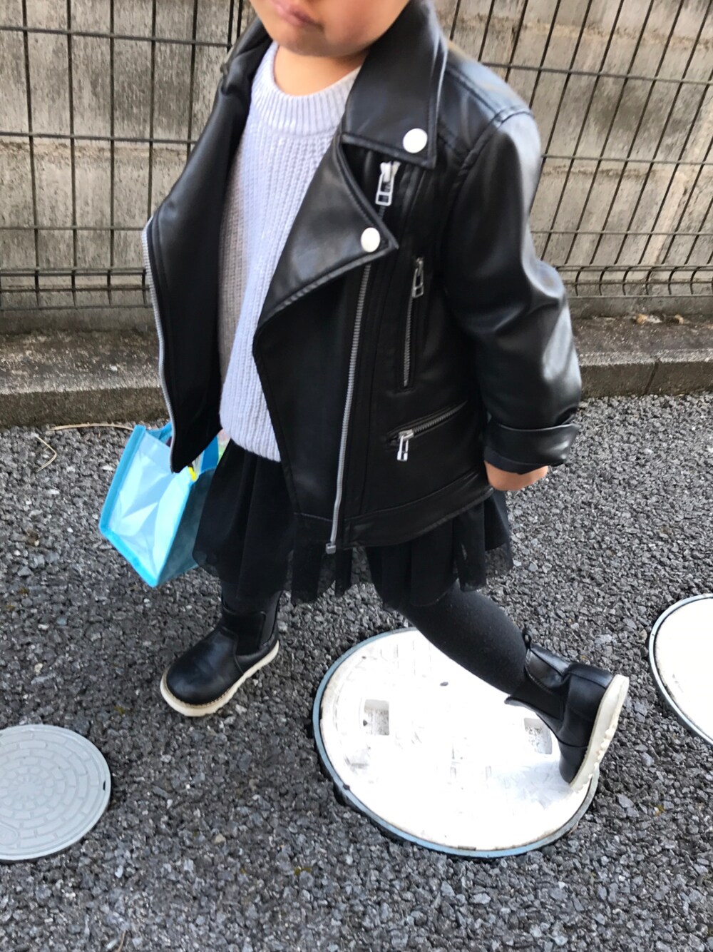 「ライダースJK、3歳、女の子、シンプル、冬、ブーツ」｜「AZUL by moussyのアウターはライダース（ライダースジャケット、ブラック系）」を使った、emiriさん（キッズ・90cm）の秋コーディネートの1枚目の写真