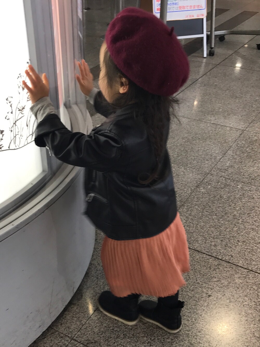 「冬コーデ、ベレー帽、スカーチョ、カジュアルコーデ、3歳、女の子」｜「a.v.vのアイテム（ハンチング/ベレー帽、レッド系）」を使った、emiriさん（キッズ・90cm）の冬コーディネートの1枚目の写真