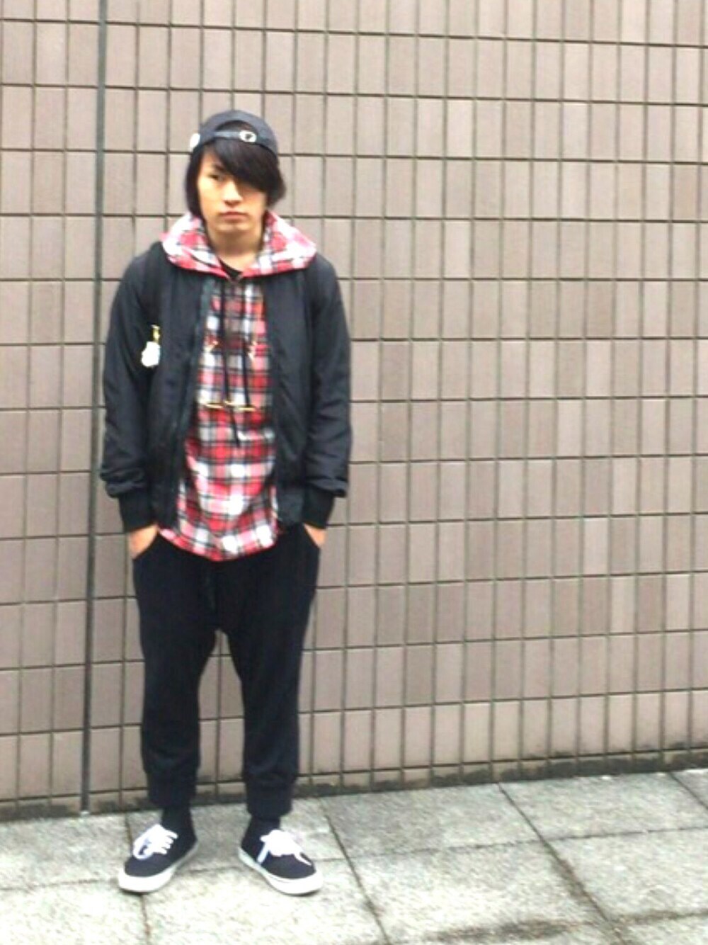 その他のパーカー、ブラック系のバックパック/リュック、ブラック系のジャケット/アウターを着用したメンズの冬コーディネートの1枚目の写真