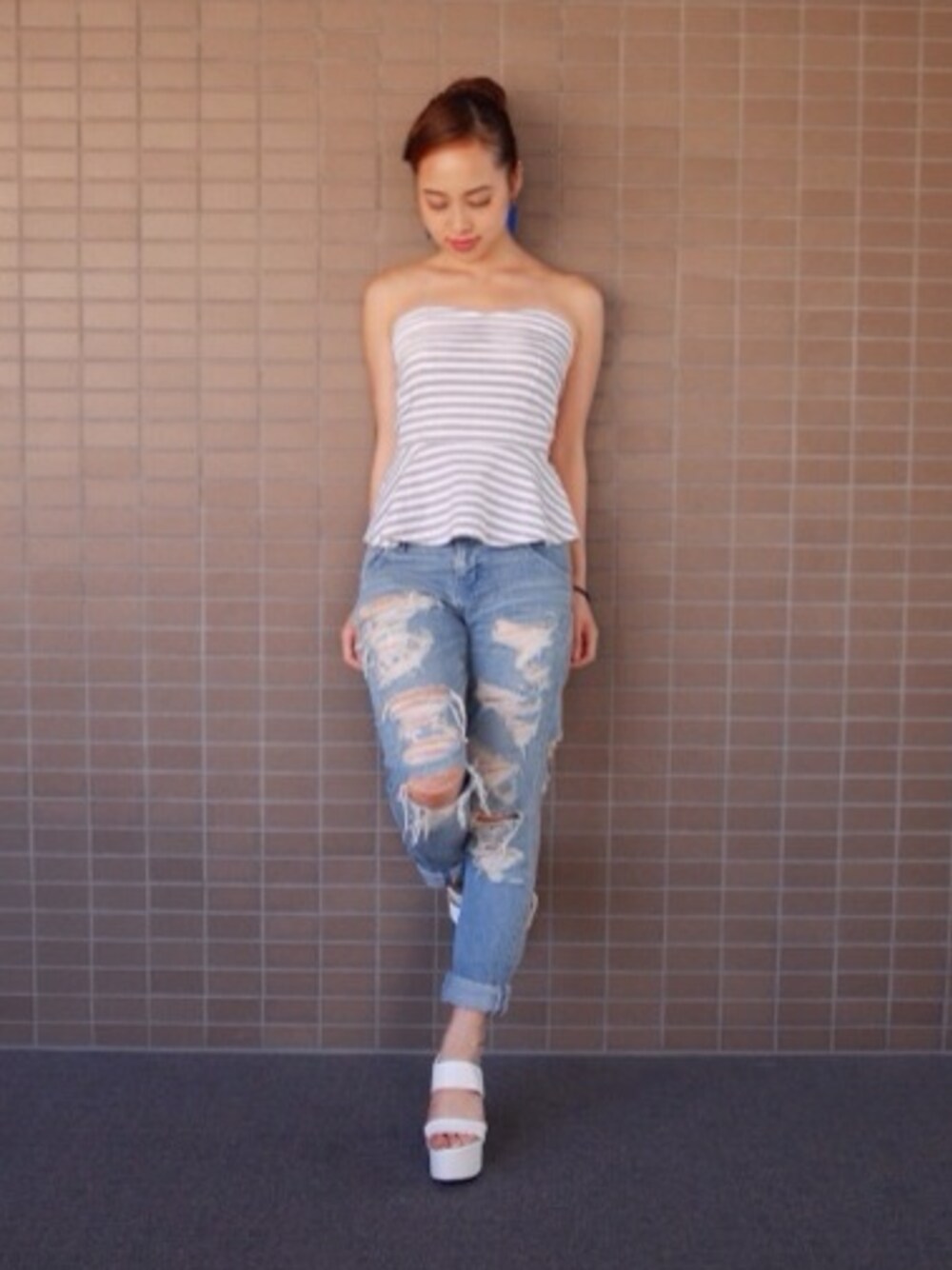 「クラッシュデニム」｜「GYDAのブロークンデニムPT（デニムパンツ、ブルー系）」を使った、アンジュンさん（レディース・162cm）の夏コーディネートの1枚目の写真