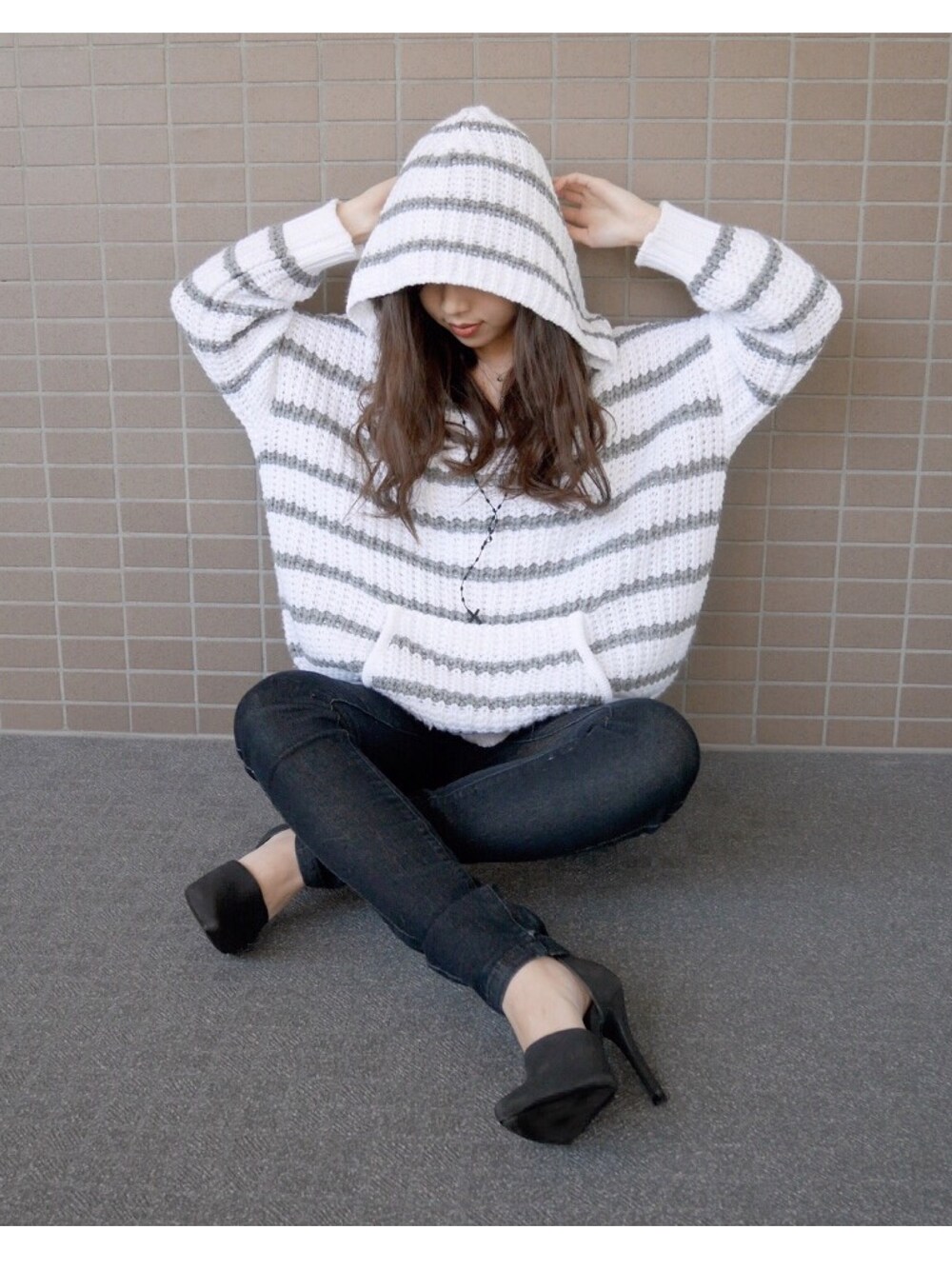 「GYDA、galstar、フード、ボーダー、パンプス、モノトーン」｜「GYDAのボーダーＢＩＧフードニット（ニット/セーター、グレー系）」を使った、アンジュンさん（レディース・162cm）の冬コーディネートの1枚目の写真