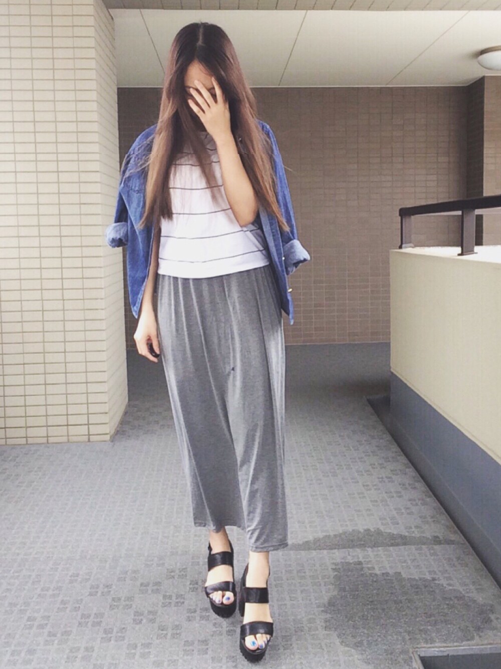 「雨の日コーデ、スウェット、ボーダー、Tシャツ、デニムシャツ、ゆるコーデ、サンダル、EVRIS 、ENVYM、R&E」｜「ENVYMのアイテム（Tシャツ/カットソー、ホワイト系）」を使った、アンジュンさん（レディース・162cm）の夏コーディネートの1枚目の写真