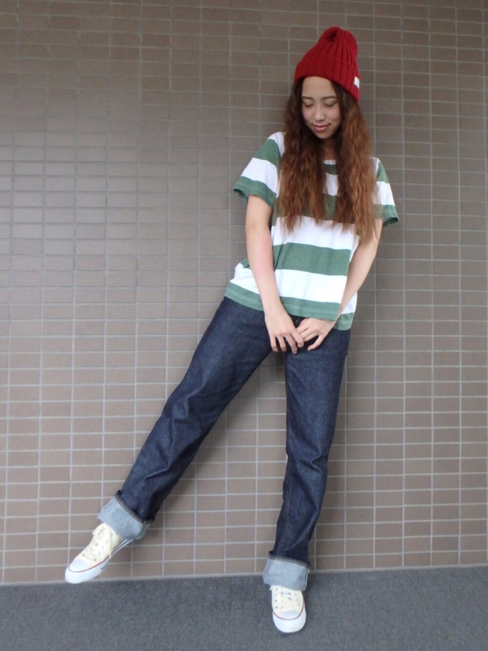 「Ungrid、GYDA、Tシャツ、ボーダー、ボーイズデニム、デニム、スニーカー、ニット帽」｜「Ungridの【Casual】ﾌﾟﾘﾝﾄﾎﾞｰﾀﾞｰﾙｰｽﾞTee （Tシャツ/カットソー、グリーン系）」を使った、アンジュンさん（レディース・162cm）の秋コーディネートの1枚目の写真