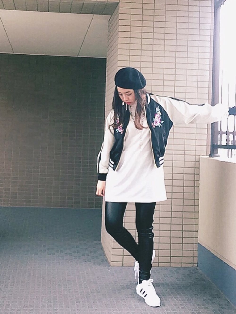 「スカジャン、ベレー帽、モノトーン、スニーカー、addidas、EVRIS 、GYDA、EMODA」｜「EVRISのアイテム（スタジャン、ブラック系）」を使った、アンジュンさん（レディース・162cm）の春コーディネートの1枚目の写真