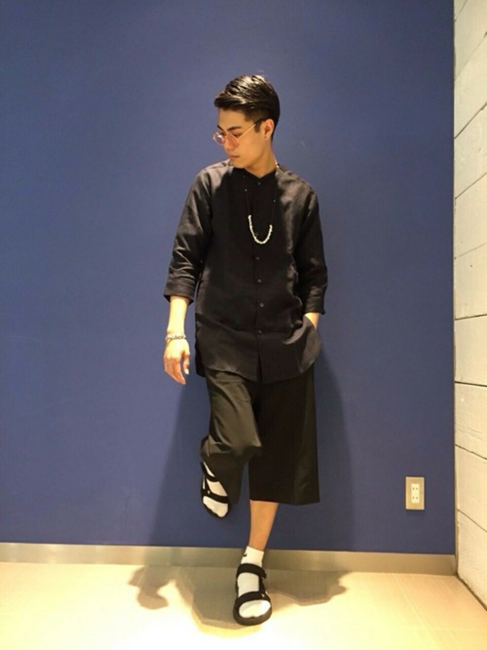「ワントーンコーデ、ブラックコーデ、ロングシャツ、スポーツミックス、サンダル、ショーツ、ビックシルエット、ガウチョパンツ、ノーカラーシャツ、オールブラックコーデ」｜「TevaのTeva HURRICANE XLT M（サンダル、ブラック系）」を使った、seiji satoさん（メンズ・178cm）の春コーディネートの1枚目の写真