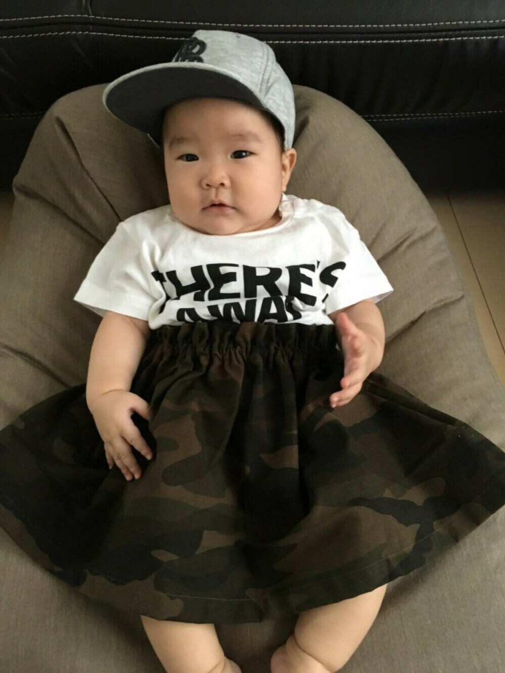 「夏、０歳、５ヶ月、おんなのこ、カジュアルコーデ、キャップ、キッズコーデ、迷彩スカート、H&M、petit main」｜「H&Mのアイテム（キャップ、グレー系）」を使った、☆meimei☆さん（キッズ・70cm）の夏コーディネートの1枚目の写真
