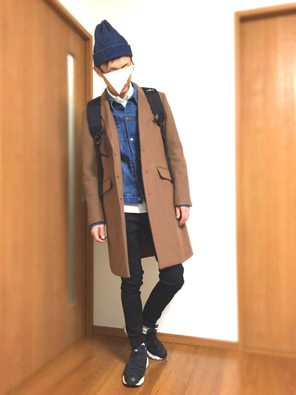 ホワイト系のシャツ/ブラウス、ブルー系のデニムジャケット、イエロー系のチェスターコートを着用したメンズの秋コーディネートの1枚目の写真