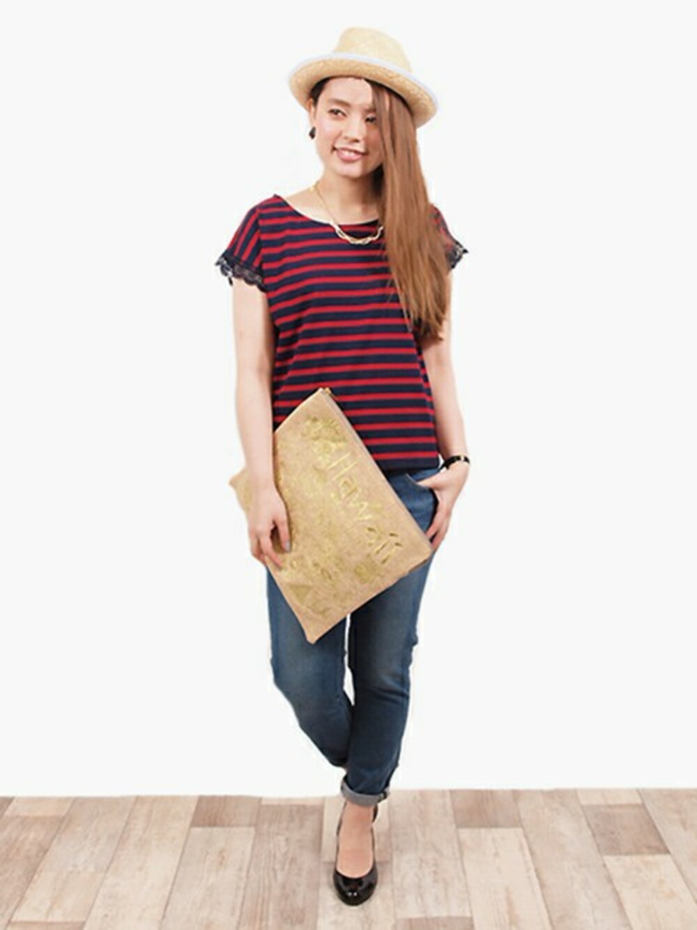 ブルー系のTシャツ/カットソー、ベージュ系のクラッチバッグ、ゴールド系のネックレスを着用したレディースの春コーディネートの1枚目の写真