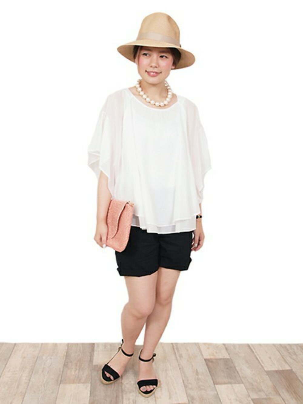 ホワイト系のシャツ/ブラウス、ブラック系のサンダル、レッド系のクラッチバッグを着用したレディースの夏コーディネートの1枚目の写真