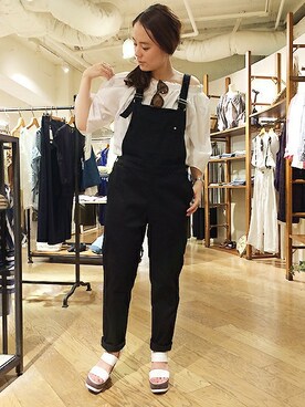 「厚底」｜「アイテム（サロペット/オーバーオール）」を使った、さとちゃんさん（レディース・155cm）の春コーディネート