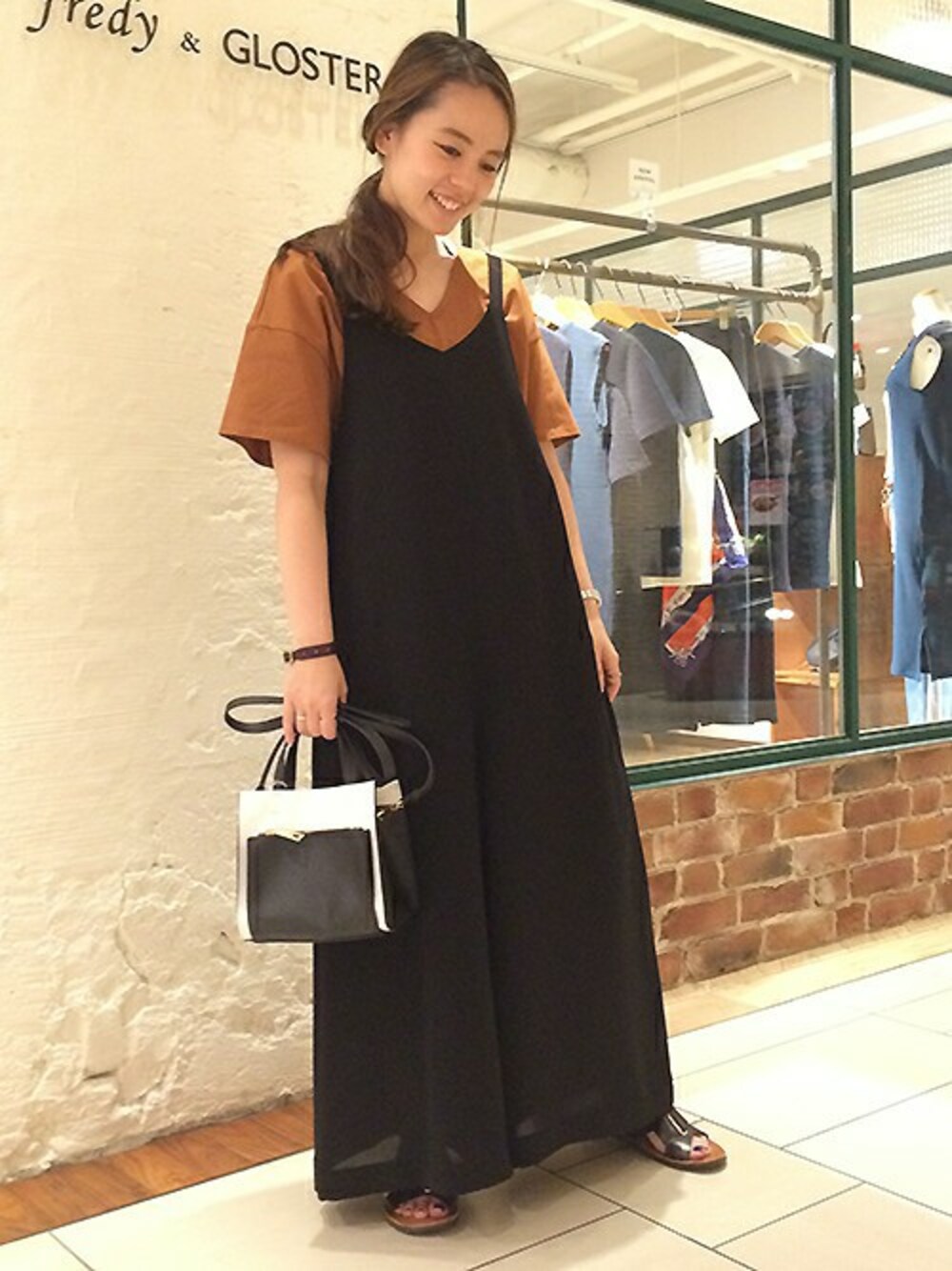 ブラック系のつなぎ/オールインワン、イエロー系のTシャツ/カットソーを着用したレディースの夏コーディネートの1枚目の写真