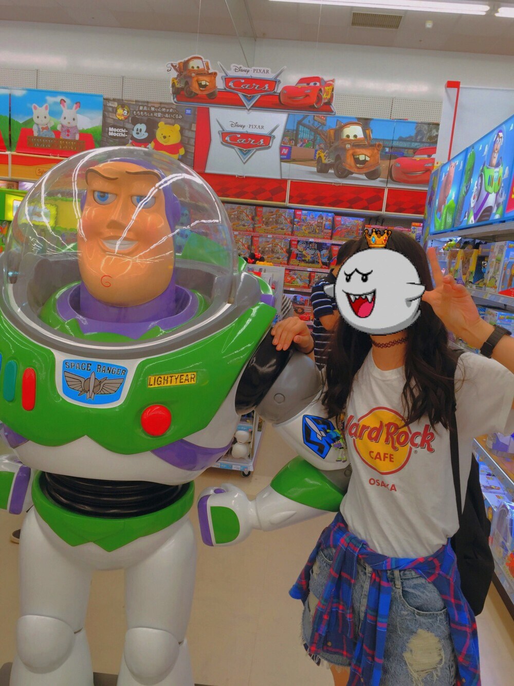 「トイザらス、BUZZ、バズライトイヤー、トイストーリー、TOY STORY、カジュアル」｜「Hard Rock Cafeのアイテム（Tシャツ/カットソー、ホワイト系）」を使った、あきなさん（レディース・159cm）の秋コーディネートの1枚目の写真