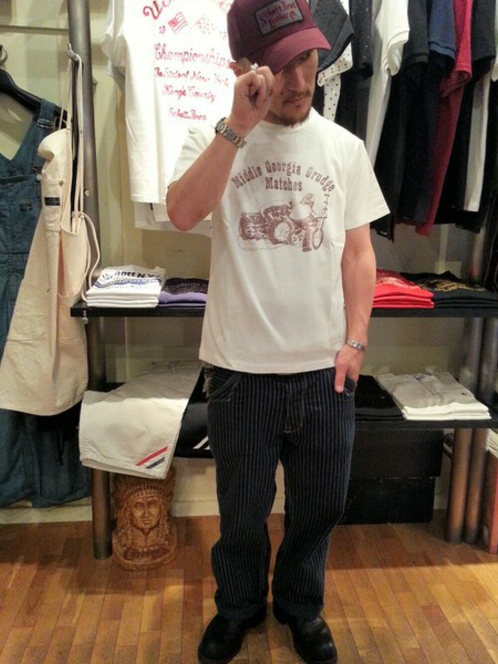 ホワイト系のTシャツ/カットソー、ブルー系のその他パンツ、レッド系のキャップを着用したメンズの夏コーディネートの1枚目の写真