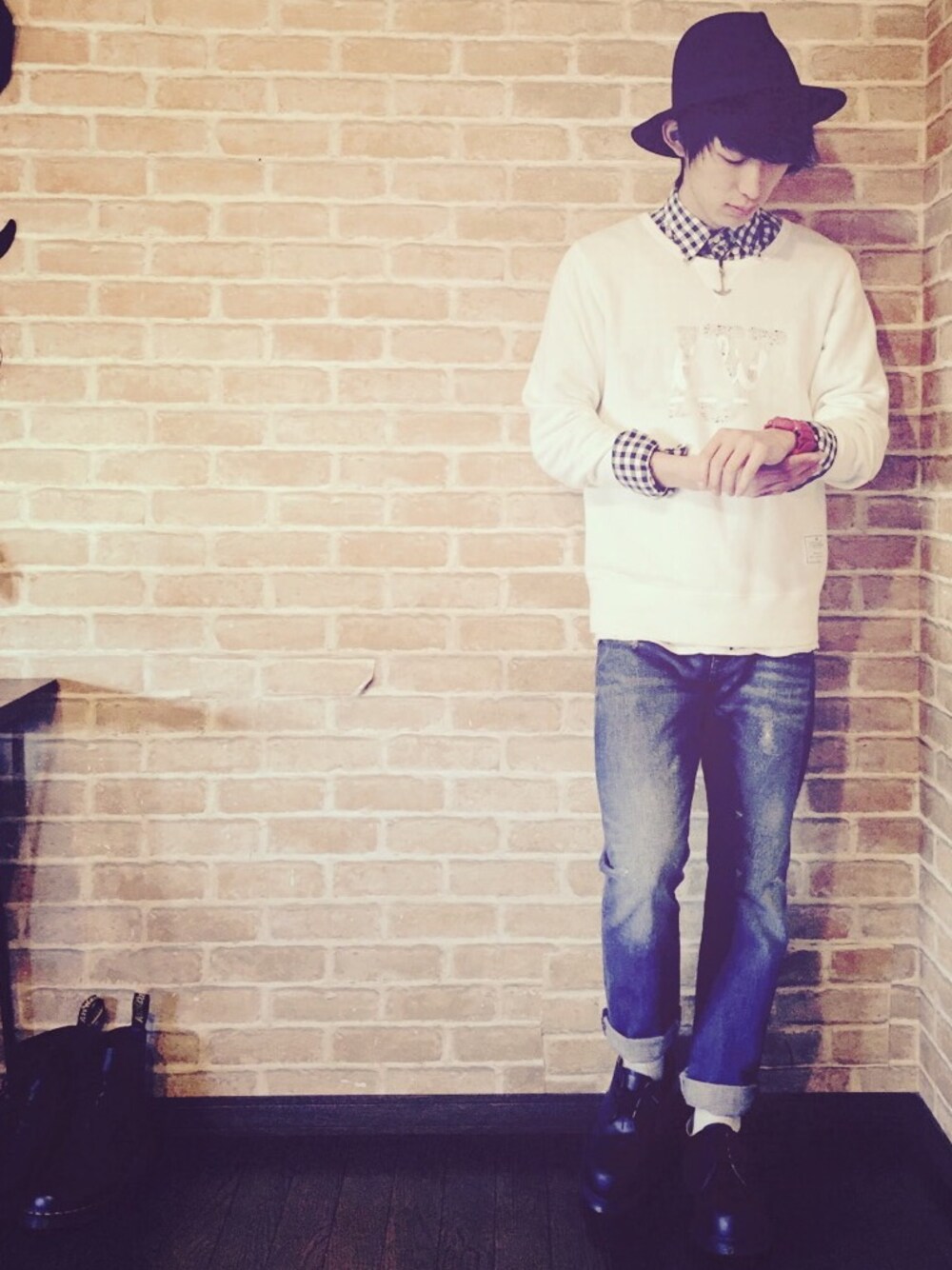 「ジーンズ、Dr.Martens、ハット」｜「EFFECTENのアイテム（スウェット、ホワイト系）」を使った、koukiさん（メンズ・170cm）の春コーディネートの1枚目の写真