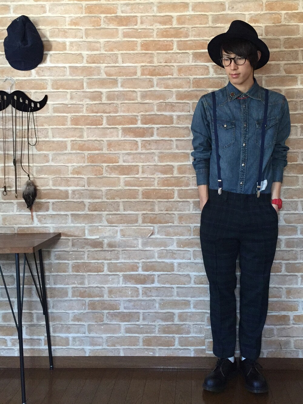 「デニムシャツ、Dr.Martens」｜「EFFECTENのアイテム（シャツ/ブラウス、ブルー系）」を使った、koukiさん（メンズ・170cm）の春コーディネートの1枚目の写真