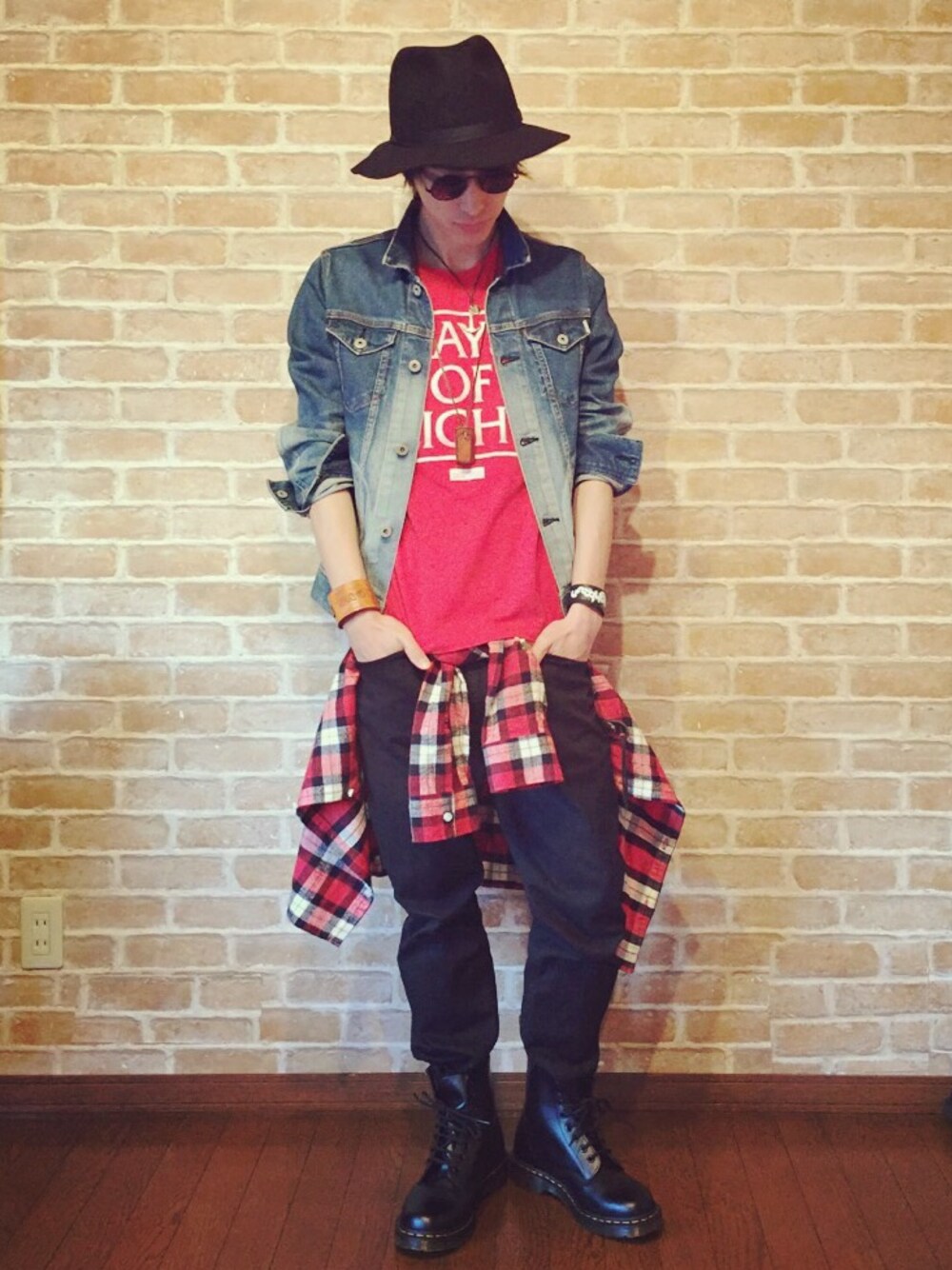 「ロック、Dr.Martens、ハット、Gジャン」｜「medemのアイテム（Tシャツ/カットソー、レッド系）」を使った、koukiさん（メンズ・170cm）の春コーディネートの1枚目の写真