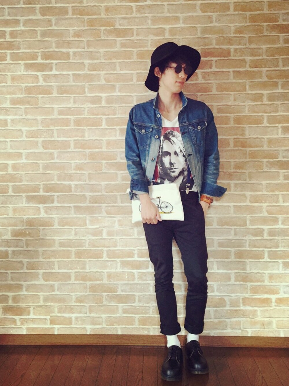 「Dr.Martens、白Tシャツ、ハット」｜「FACTOTUMのアイテム（デニムジャケット、ブルー系）」を使った、koukiさん（メンズ・170cm）の春コーディネートの1枚目の写真
