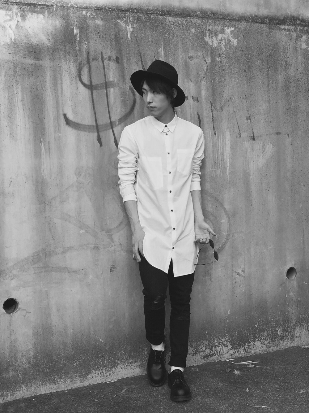 「ロングシャツ、ハット」｜「R.NEWBOLDのASYMMETRY POCKET "ロングシャツ"/245606（シャツ/ブラウス、ホワイト系）」を使った、koukiさん（メンズ・170cm）の春コーディネートの1枚目の写真
