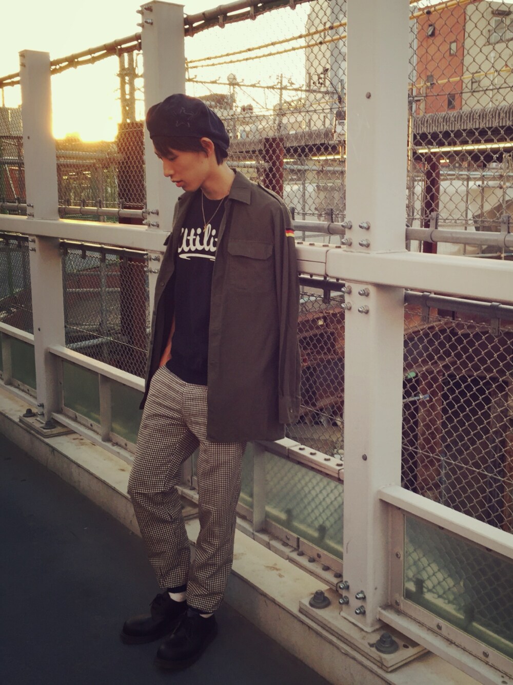 「Dr.Martens、キャスケット、下北沢」｜「古着のアイテム（ミリタリージャケット、グリーン系）」を使った、koukiさん（メンズ・170cm）の夏コーディネートの1枚目の写真