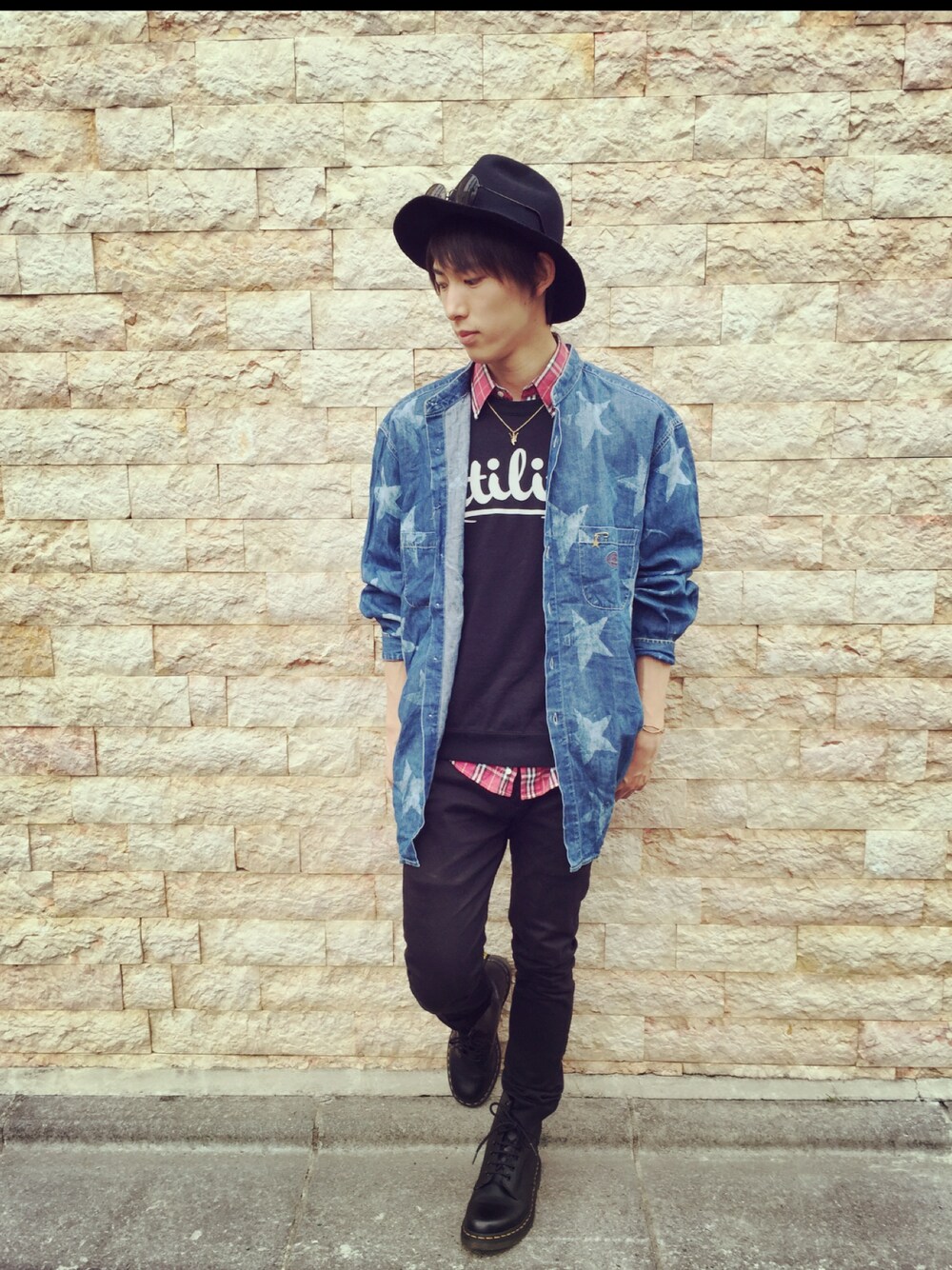 「ビックシルエット、デニム、ハット、Dr.Martens」｜「古着のアイテム（カバーオール、ブルー系）」を使った、koukiさん（メンズ・170cm）の夏コーディネートの1枚目の写真