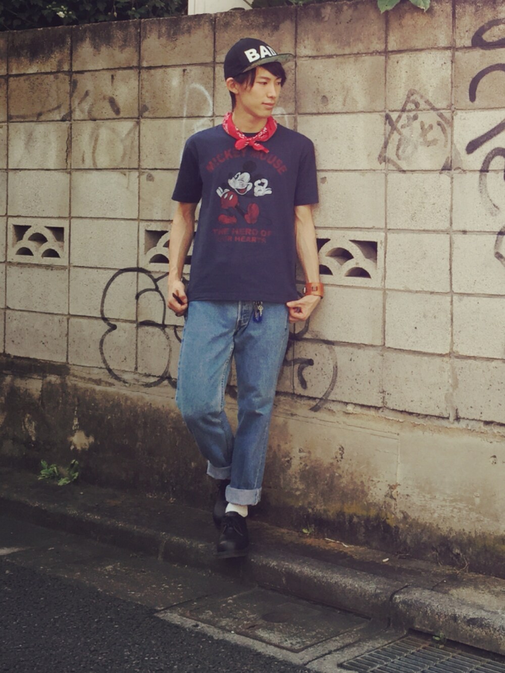 「デニム、下北沢、ミッキーT、Dr.Martens」｜「古着のアイテム（Tシャツ/カットソー、ブルー系）」を使った、koukiさん（メンズ・170cm）の夏コーディネートの1枚目の写真