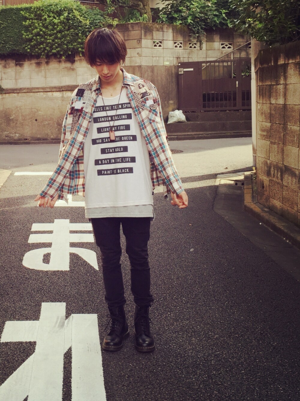 「黒スキニー、Dr.Martens」｜「古着のアイテム（シャツ/ブラウス、その他）」を使った、koukiさん（メンズ・170cm）の夏コーディネートの1枚目の写真