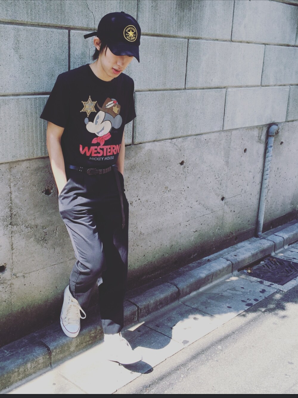 「古着MIX、古着、白スニーカー、黒Tシャツ」｜「古着のアイテム（Tシャツ/カットソー、ブラック系）」を使った、koukiさん（メンズ・171cm）の秋コーディネートの1枚目の写真