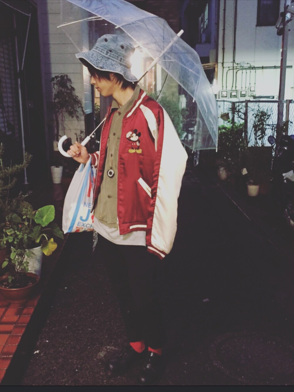 「古着、スカジャン、雨の日コーデ、秋のコーデ、靴下屋、Dr.Martens、スタジャン」｜「古着のアイテム（その他アウター、レッド系）」を使った、koukiさん（メンズ・171cm）の秋コーディネートの1枚目の写真