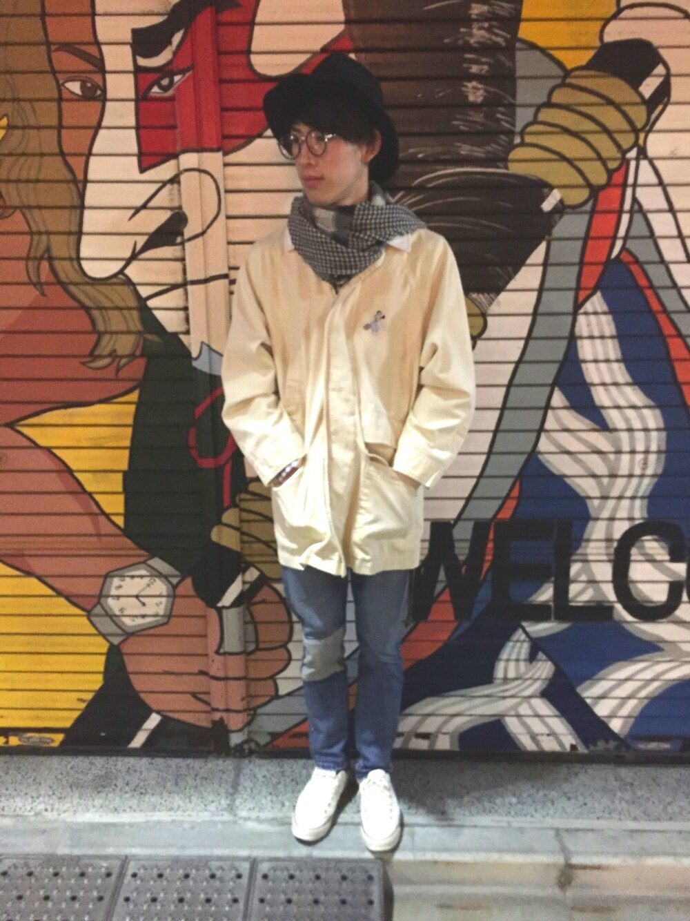 「スニーカー、デニム、シンプルコーデ、コンバース」｜「古着のアイテム（ミリタリージャケット、ベージュ系）」を使った、koukiさん（メンズ・171cm）の春コーディネートの1枚目の写真
