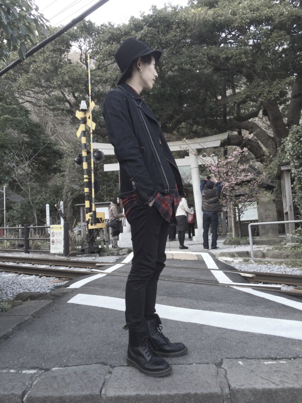 「ロング丈、ツバ広ハット、スキニーパンツ、ライダース、ドラフトGLA」｜「CPHのC-PLUS HEADWEARS(シープラス･ヘッドウェアーズ) WOOLBLINK FRONT PINCH ハット（ハット、ブラック系）」を使った、koukiさん（メンズ・171cm）の冬コーディネートの1枚目の写真