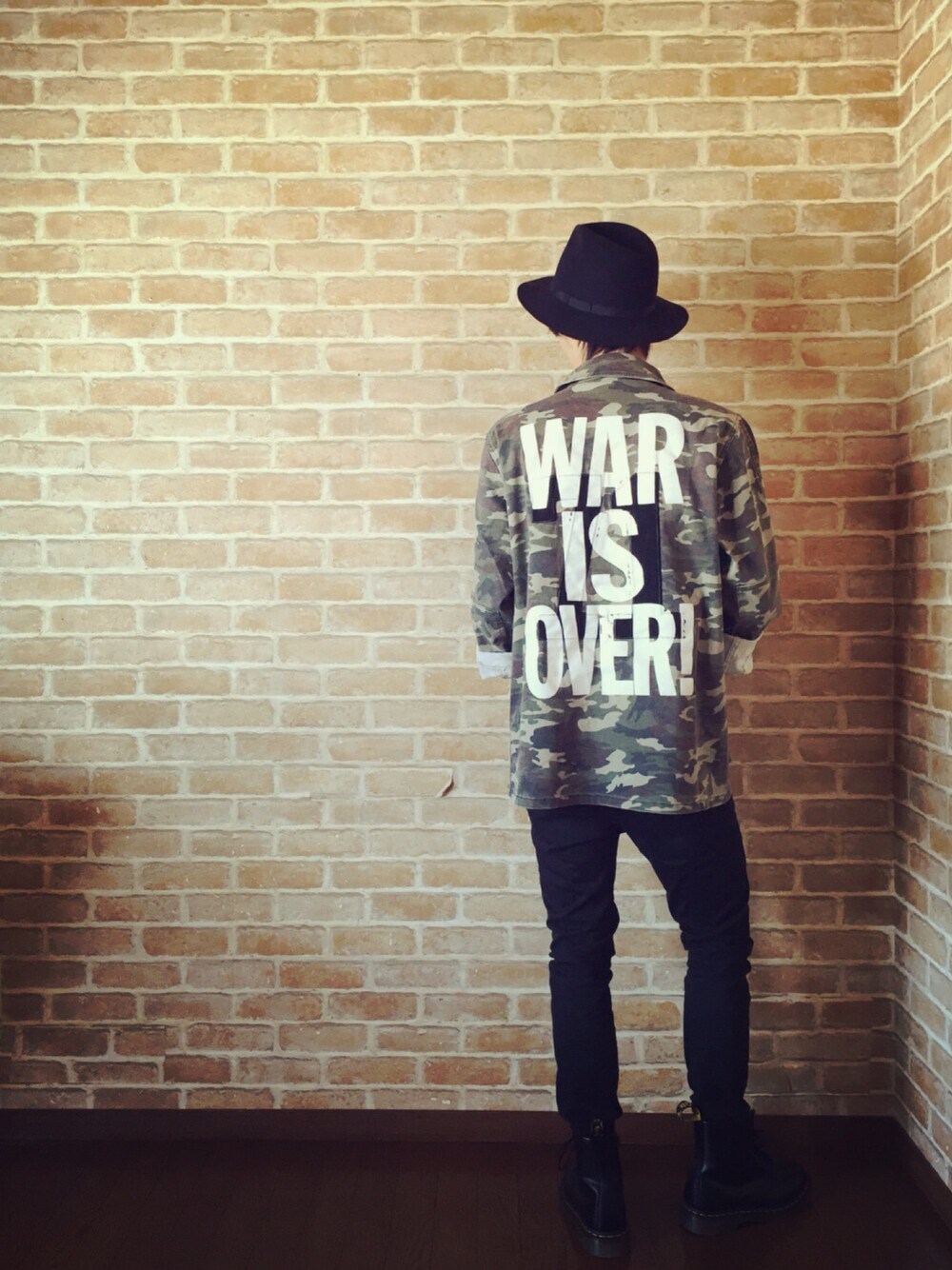 その他のその他アウター、ブラック系のその他パンツ、ブラック系のブーツを着用したメンズの春コーディネートの1枚目の写真